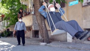 Torunları için kurdukları salıncakta sallanıyorlar