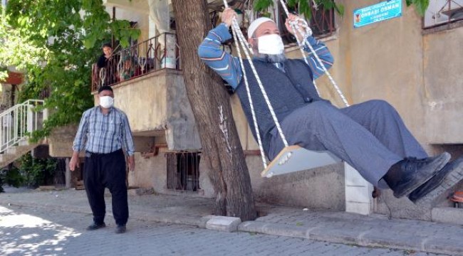 Torunları için kurdukları salıncakta sallanıyorlar