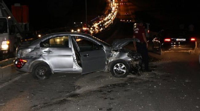 Aydınlatma direğine çarpan otomobildeki 2 kişi yaralandı