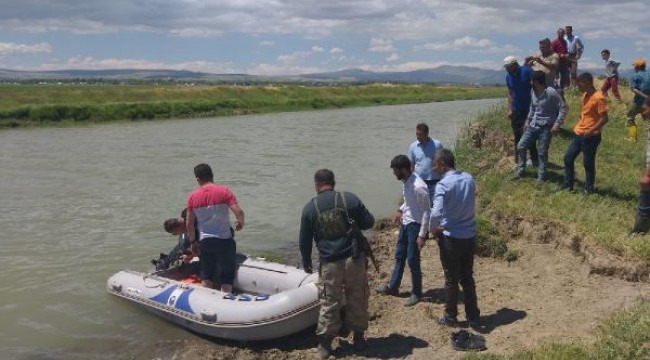 Balık tutarken düştüğü Zilan Çayı'nda kayboldu