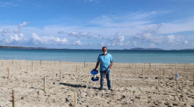 Çeşme Ilıca Plajı'na 'sosyal mesafe halatları' çekildi