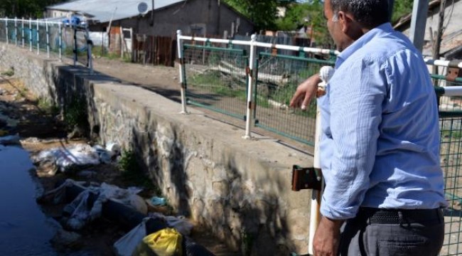 Dere kenarındaki demir korkuluklar çalındı