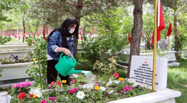 Her izin gününde şehit babasının kabrine gidiyor