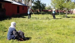 Mürvet Nine'nin bahçesindeki otları Vefa ekibi biçti