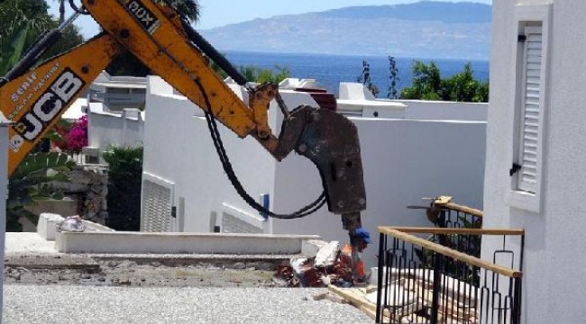 Özdil'in hilti ile kırılamayan duvarları kepçeyle yıkıldı