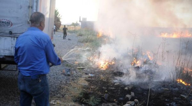 Araçtan atılan izmarit tarlayı kül etti, yangını vatandaşlar söndürdü