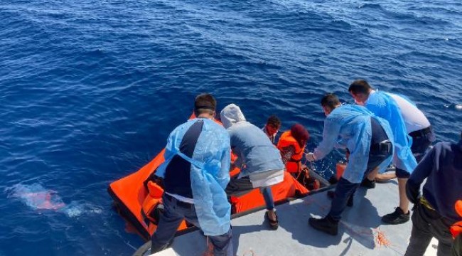 Yunanistan'ın Türk karasularına ittiği 68 kaçak göçmen kurtarıldı