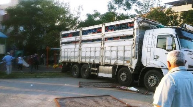 Freni boşalan kamyon çocuk parkına daldı, çocuklar son anda kurtuldu