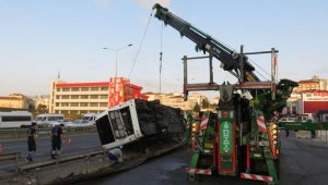 Pendik'te yolcu otobüsü devrildi: 1'i ağır, 9 yaralı