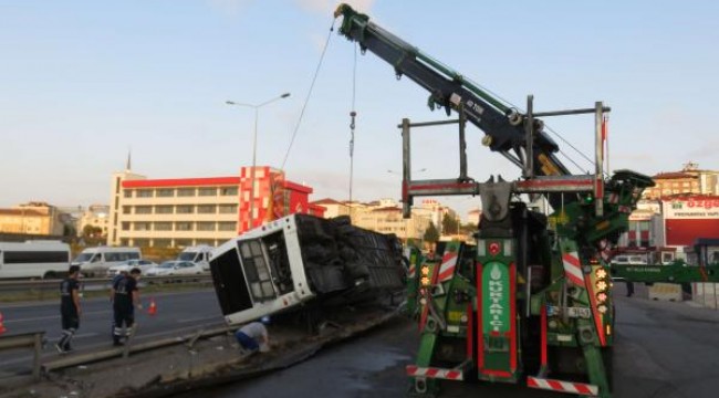 Pendik'te yolcu otobüsü devrildi: 1'i ağır, 9 yaralı