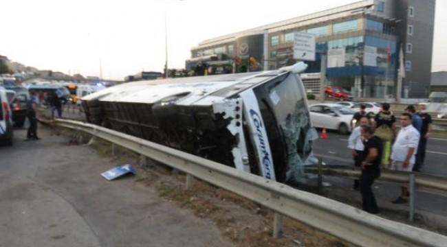 Pendik'te yolcu otobüsü yan yattı: Yaralılar var