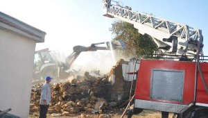 Tarladayken dumanı merak edip arkadaşını aradı, evinin yandığını öğrendi