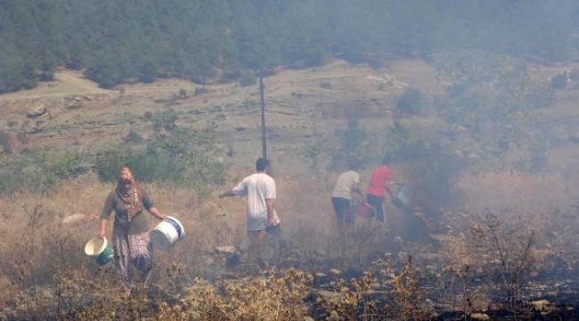 Yangına, kovalarla taşıdıkları suyla müdahale ettiler