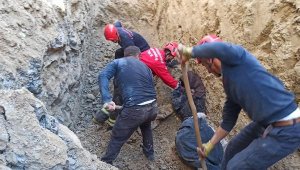 Su kuyusu kazarken göçük altında kalan baba- oğul öldü