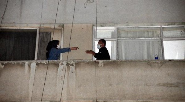 Ağabeyleriyle tartışınca pencereden yandaki boş daireye geçen kadını polis kurtardı