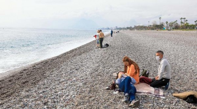 Antalya'da kısıtlamadan muaf turistlerin deniz keyfi