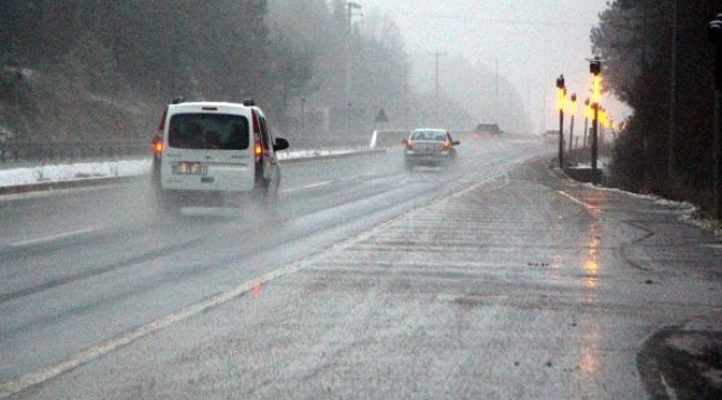 Bolu Dağı geçişinde karla karışık yağmur