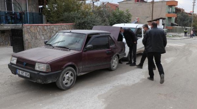 Çaldıkları otomobili, sokak ortasında bırakıp kaçtılar