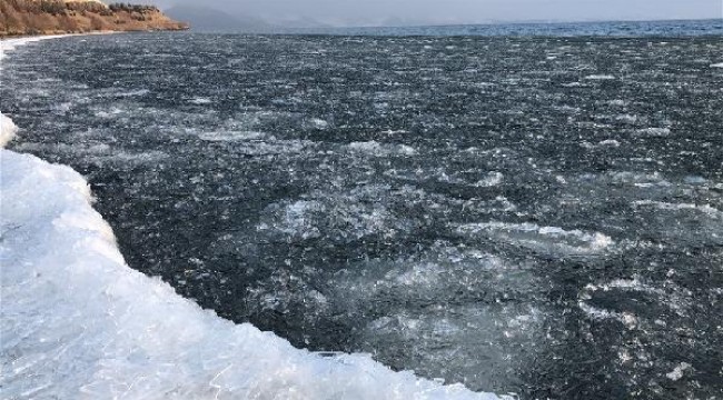 Çıldır Gölü buz tutmaya başladı