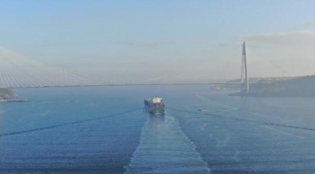 Dev konteyner gemisi İstanbul Boğazı'ndan geçti