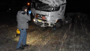 Düz kontak yapılarak çalınan atık kamyonu, tarlada kaza yapmış olarak bulundu