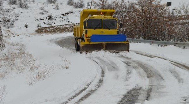 Elazığ'da kar yağışı nedeniyle 90 köy yolu ulaşıma kapandı