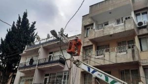 Elektrik tellerinde asılı kalan güvercin için seferber oldular