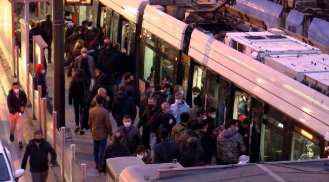 Fatih Aksaray'da tramvay kapısı kalabalıktan kapanmadı