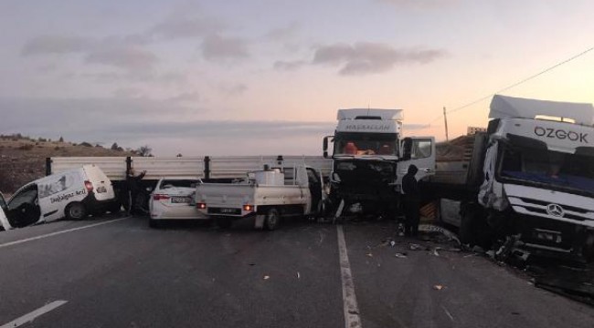 Gediz'de zincirleme trafik kazası: 5 yaralı