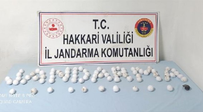 Hakkari'de 5 kilo eroin, 5 bin paket kaçak sigara ele geçirildi