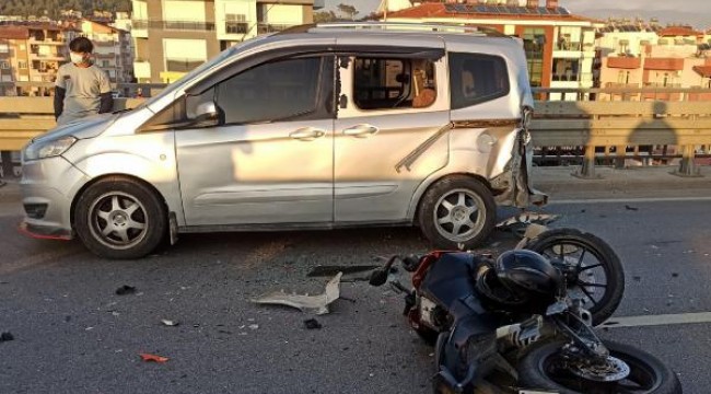 İntihara kalkışan kadına yardım için park ettiği aracına motosiklet çarptı