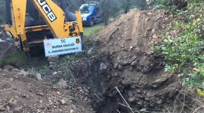 İş makinesiyle kaçak kazıya jandarma baskını