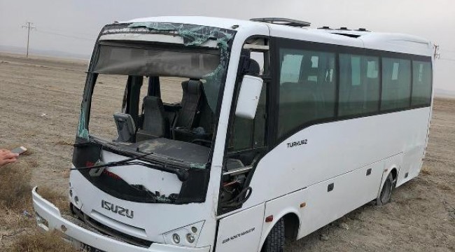 Konya'da lastiği patlayan midibüs devrildi: 14 yaralı