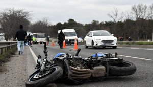 Önce yayaya, ardından motosikletten düşüp bariyere çarpan sürücü öldü