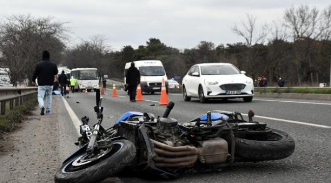 Önce yayaya, ardından motosikletten düşüp bariyere çarpan sürücü öldü