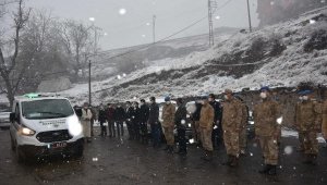 Otomobil çaya uçtu; uzman çavuş, eşi ve çocuğu yaşamını yitirdi