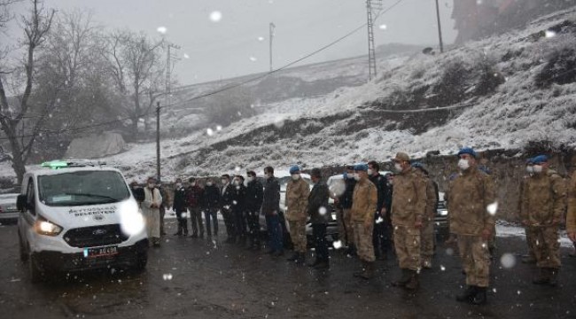 Otomobil çaya uçtu; uzman çavuş, eşi ve çocuğu yaşamını yitirdi