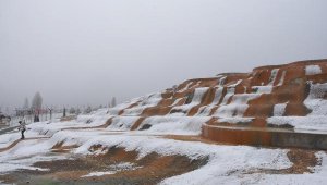 Sivas'taki Altınkale, kar ile 'kardeşi' Pamukkale'yi andırdı