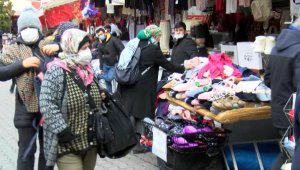 Tarihi Kürkçü Han'da hareketlilik.... Kısıtlamada atkı, bere örmek isteyenler ip almak için akın etti