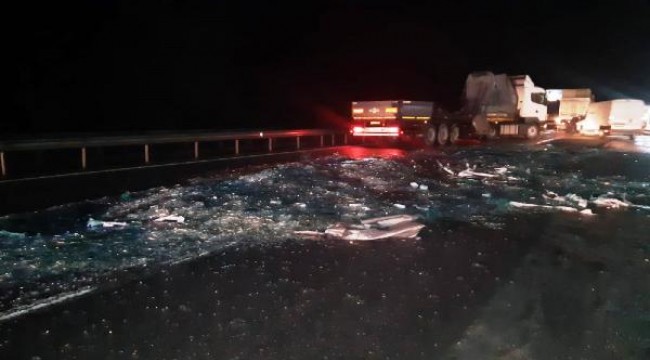 Bariyere çarpan TIR'ın dorsesindeki camlar yola savruldu, ulaşım aksadı