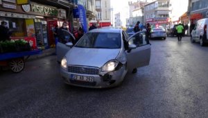 'Dur' ihtarına uymadılar, kovalamaca sırasında polis aracına çarptılar