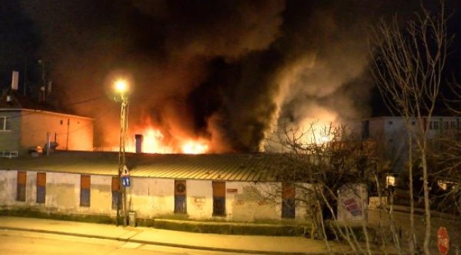 Maltepe'de geri dönüşüm deposu alev alev yandı, mahalleli depo sahibine saldırdı