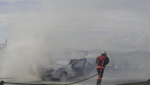 Seyir halindeki otomobilin motoru alev aldı