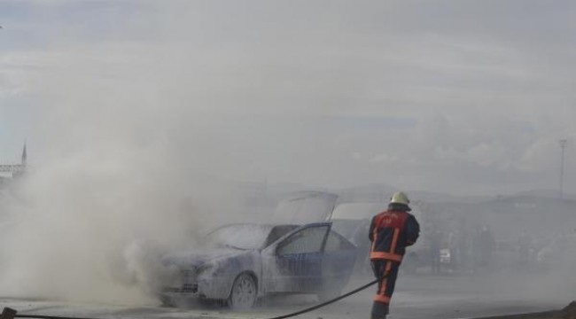 Seyir halindeki otomobilin motoru alev aldı