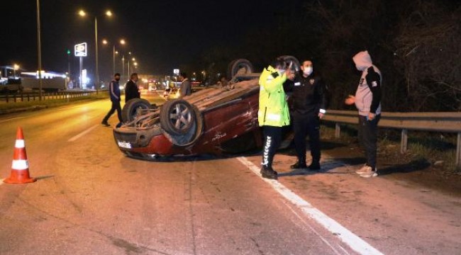 TIR'a çarpıp takla atan otomobilden çıkıp, yaya olarak kaçtılar