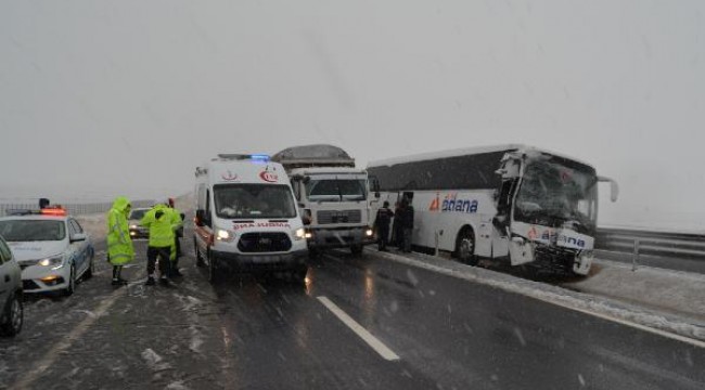 Yağış nedeniyle kayan otobüs, kamyonete çarptı: 5 yaralı