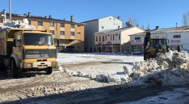 İlçe merkezindeki 250 ton kar, kamyonlarla taşındı