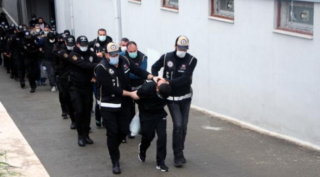 Suç örgütü lideri, polise yakalanmamak için silahlarını eşlerinin çantasında taşıyormuş