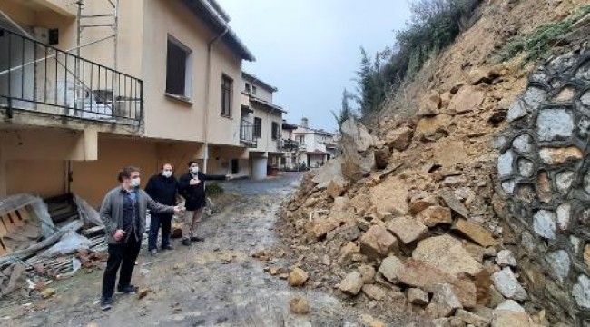 Karamürsel'de, 24 villanın olduğu bölgede meydana gelen heyelan kamerada