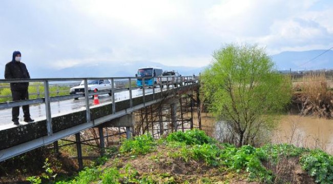 Otomobili Gediz Nehri kenarında terkedilmiş bulunan bakkal, suda ve karada aranıyor